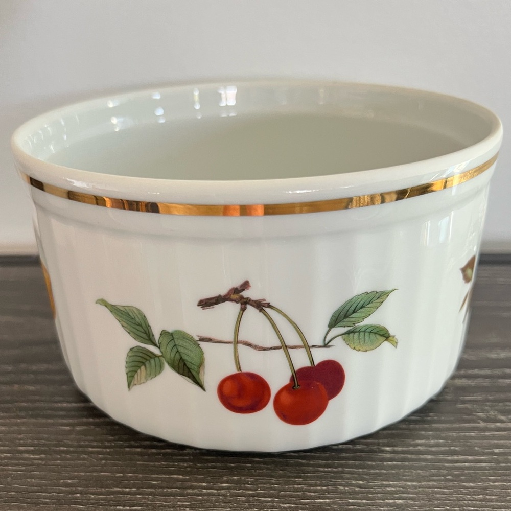Royal Worcester Evesham large fruit Casserole Dish Bowl